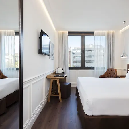 أتش10 إتاكا 4* برشلونة